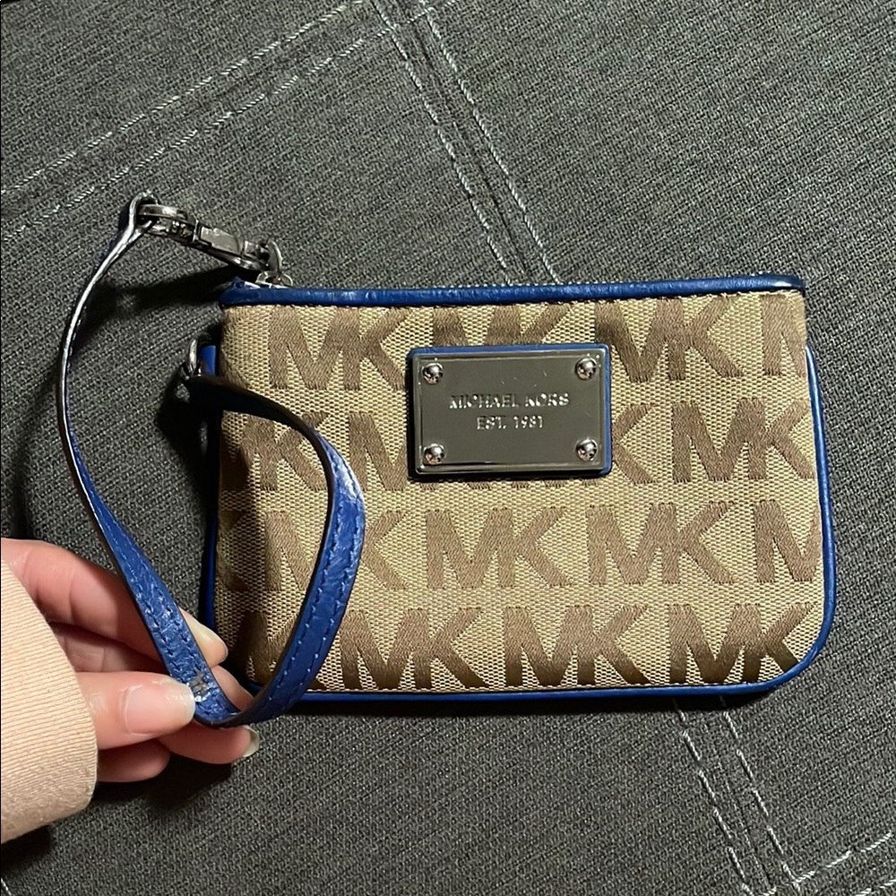 ✨michael kors wristlet